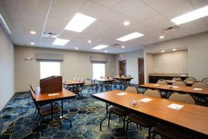 une salle de classe avec des tables et des chaises dans une salle dans l'établissement Hampton Inn Watertown, à Watertown