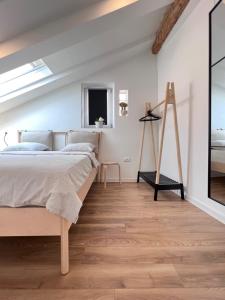 sypialnia z łóżkiem i drewnianą podłogą w obiekcie Apartments Forum 2 w Puli