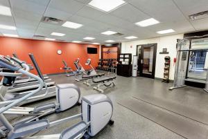 Fitness centrum a/nebo fitness zařízení v ubytování Hampton Inn Neptune