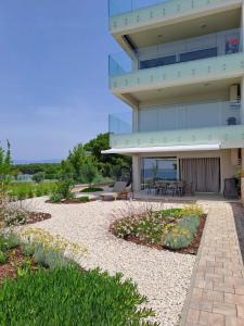 a building with a garden in front of it at La Mar in Pag