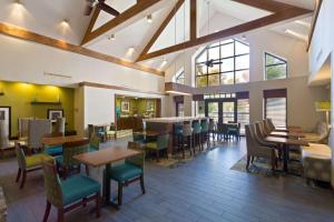um restaurante com mesas e cadeiras num quarto em Hampton Inn & Suites Atlanta/Duluth/Gwinnett em Duluth