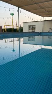 Bazén v ubytování عزبه بوراشد Abu Rashid farm nebo v jeho okolí