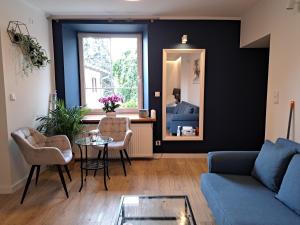 - un salon avec un canapé et une table dans l'établissement Apartament Deluxe-Gontalowy, à Kazimierz Dolny