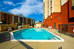 ein Schwimmbad in der Mitte eines Gebäudes in der Unterkunft Hampton Inn & Suites-Atlanta Airport North-I-85 in Atlanta