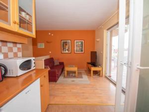 a living room with a couch and a microwave at BENCUN apartmani in Makarska