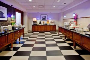 a restaurant with a checkered floor at Hampton Inn & Suites Atlanta-Six Flags in Lithia Springs