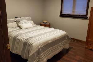 sypialnia z łóżkiem z poduszką w obiekcie Serenity Sunset w mieście Brocton