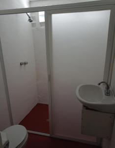 uma casa de banho com um WC e um lavatório em The Boat House Cancun em Cancún