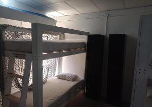een slaapkamer met 2 stapelbedden in een kamer bij The Boat House Cancun in Cancun