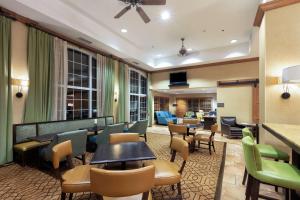 เลานจ์หรือบาร์ของ Hampton Inn & Suites-Austin Airport