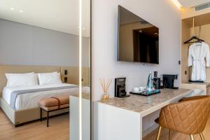 Pokój hotelowy z łóżkiem i lustrem w obiekcie Yacht Premium Hotel w Sarandzie