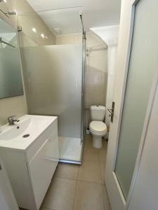 ein weißes Bad mit einem WC und einer Dusche in der Unterkunft Casa do Calvário in Évora