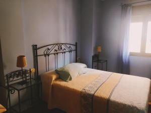 カベズエラデルバレにあるEl Balcon De Cabezuela Valle del Jerteのベッドルーム(ベッド1台、窓付)