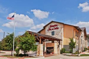 Un edificio con una bandera estadounidense en frente. en Hampton Inn and Suites Austin - Lakeway, en Lakeway
