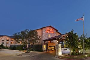 een hotel met een bord aan de voorzijde bij Hampton Inn and Suites Austin - Lakeway in Lakeway
