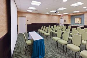 einen Konferenzraum mit Stühlen, einem Tisch und einem Podium in der Unterkunft Hampton Inn and Suites Austin - Lakeway in Lakeway