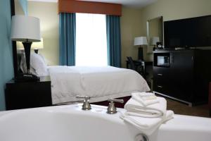 Postel nebo postele na pokoji v ubytování Hampton Inn Austin Oak Hill