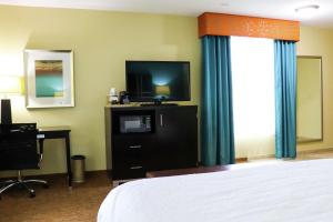 TV a/nebo společenská místnost v ubytování Hampton Inn Austin Oak Hill