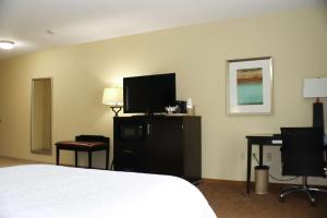 TV a/nebo společenská místnost v ubytování Hampton Inn Austin Oak Hill