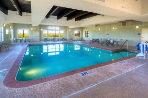 een groot zwembad in een hotelkamer bij Hampton Inn & Suites Altus in Altus