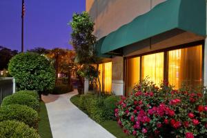 Un bâtiment avec un bouquet de fleurs devant lui dans l'établissement Hampton by Hilton Austin South - I-35 & Ben White, à Austin