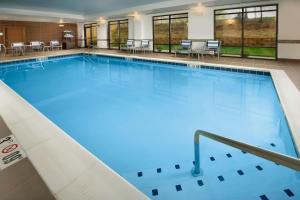 una gran piscina cubierta de agua azul en Hampton Inn & Suites Baltimore/Woodlawn en Baltimore