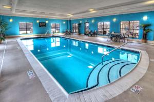 a large swimming pool in a hotel room at Hampton Inn & Suites Kalamazoo-Oshtemo in Oshtemo