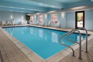 - une grande piscine d'eau bleue dans une chambre d'hôtel dans l'établissement Hampton Inn Belle Vernon, à Belle Vernon