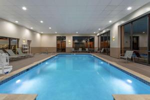 a large swimming pool in a hotel room at Hampton Inn Bedford in Bedford