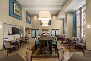 comedor con mesa y sillas en Hampton Inn & Suites Bluffton-Sun City, en Bluffton