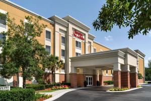 eine Darstellung der Vorderseite eines Hotels in der Unterkunft Hampton Inn & Suites Bluffton-Sun City in Bluffton