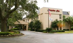 a building with an american flag in front of it at Hampton Inn Beaufort in Beaufort