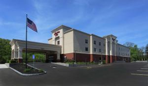 un edificio con una bandera americana delante de él en Hampton Inn Owego, en Owego