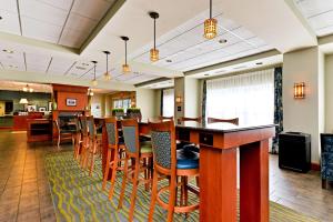 uma sala de jantar com um bar e cadeiras em Hampton Inn Ellsworth em Ellsworth