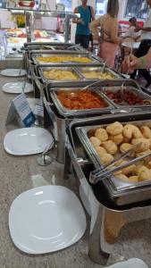 un buffet avec de nombreux types de nourriture différents dans l'établissement GANHE ACESSO AO ACQUA PARK DIROMA Todos os dias NO HOTEL PIAZZA, à Caldas Novas