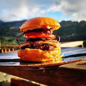 un sandwich sur une assiette dans l'établissement Auberge le Mont-Gelé, à Iserables