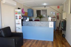 - un bar dans une salle avec un comptoir bleu dans l'établissement Rover Motel, à Mackay