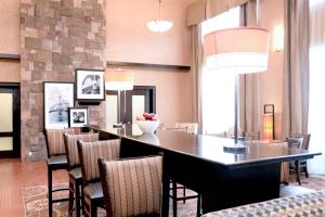 uma sala de jantar com um longo bar com cadeiras em Hampton Inn & Suites Birmingham-Pelham - I-65 em Pelham