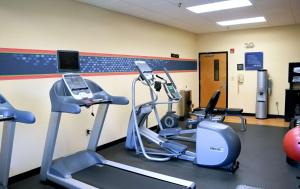 um ginásio com três bicicletas de exercício e uma passadeira em Hampton Inn & Suites Birmingham-Pelham - I-65 em Pelham