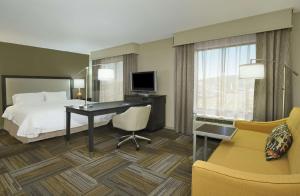 Hampton Inn Jasper, AL的电视和/或娱乐中心