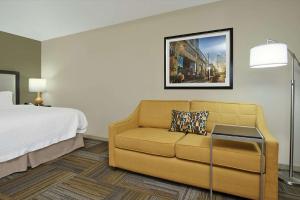 杰斯帕Hampton Inn Jasper, AL的配有沙发和床的酒店房间