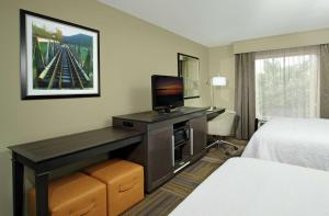 Hampton Inn Jasper, AL的电视和/或娱乐中心