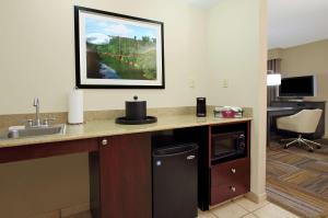 Hampton Inn Jasper, AL的电视和/或娱乐中心