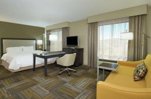 Hampton Inn Jasper, AL的电视和/或娱乐中心