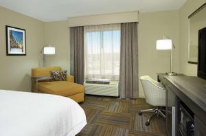 Hampton Inn Jasper, AL的电视和/或娱乐中心