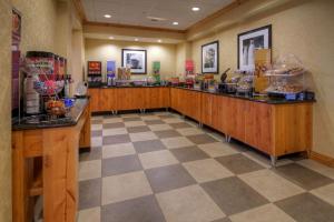 un mostrador de comida en un restaurante con suelo a cuadros en Hampton Inn & Suites Billings West I-90, en Billings