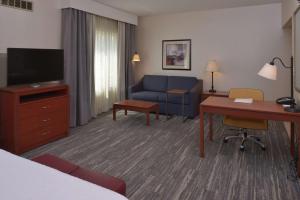 O zonă de relaxare la Hampton Inn and Suites Bakersfield North-Airport