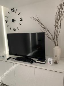 Televízia a/alebo spoločenská miestnosť v ubytovaní Yumboparadise