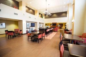 a dining room with tables and chairs in a restaurant at Hampton Inn & Suites Blairsville in Blairsville