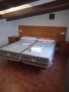 1 dormitorio con 1 cama grande y cabecero de madera en Facinas Iris, en Facinas
